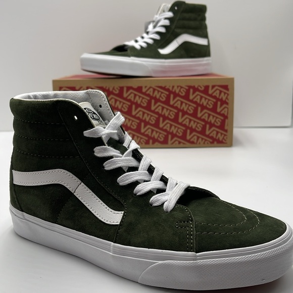 Vans WMNS Sk8-Hi Pig Suede Grape Leaf
VN0A&BVTS0K
SNEAKERS - Picture 15 of 16